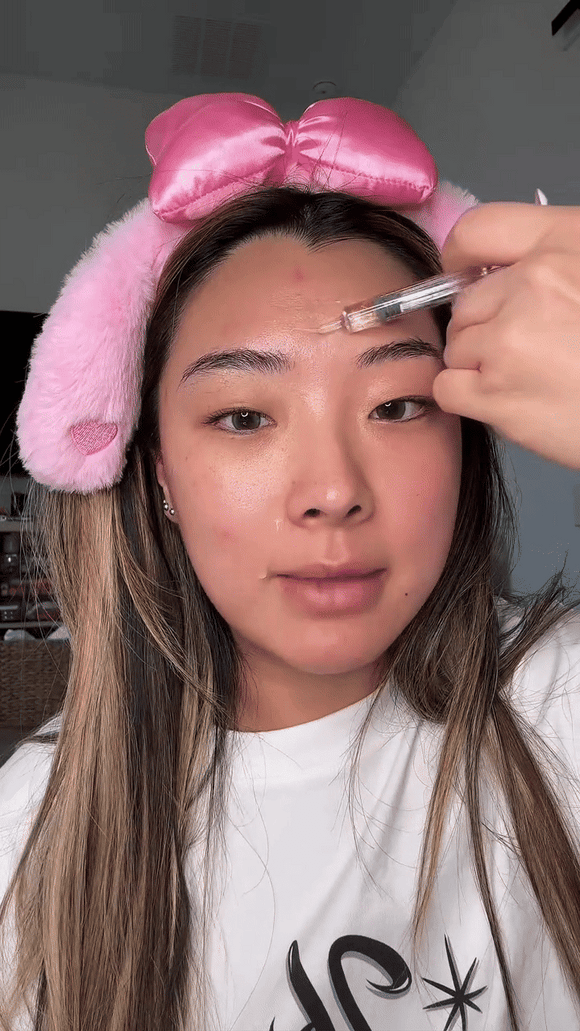 Fast-acting patches feature 80 self-dissolving micro-darts designed to target and treat wrinkles, under-eye puffiness and dark circles.